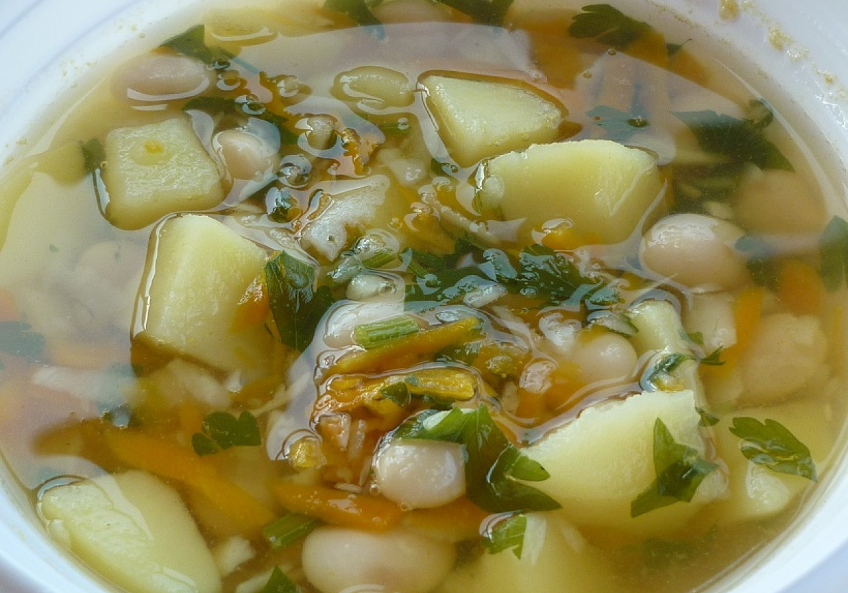 Zupa fasolowo-warzywna z natką foto