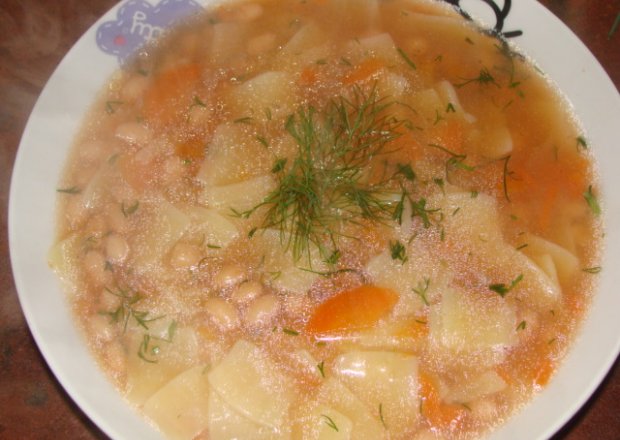 Fotografia przedstawiająca zupa fsolowa z łazankami