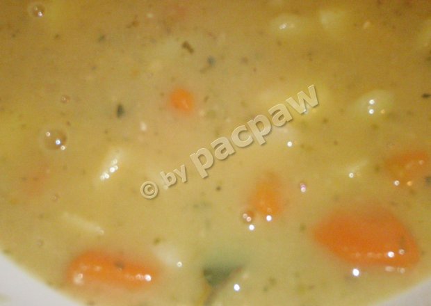 Fotografia przedstawiająca Zupa grochowa na wywarze z golonki