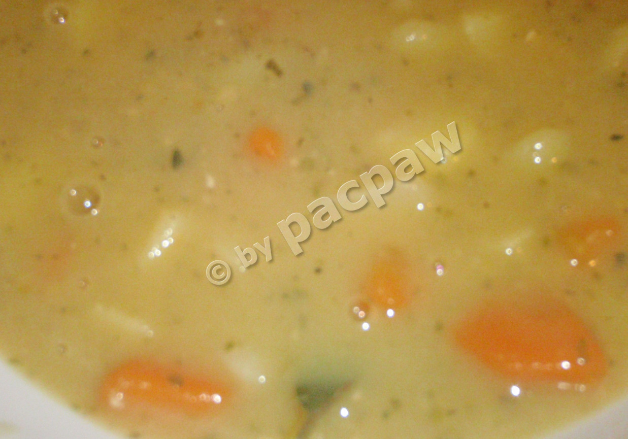 Zupa grochowa na wywarze z golonki foto