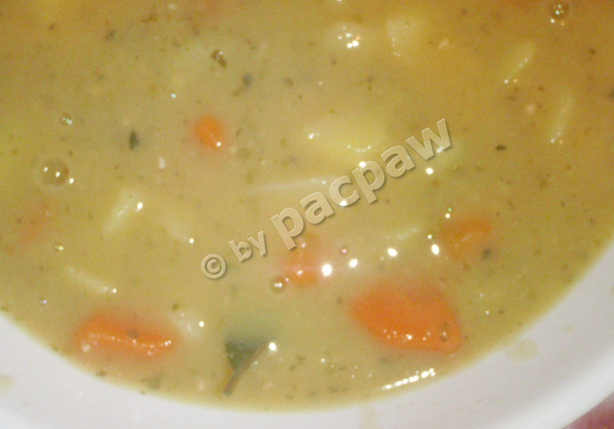 Zupa grochowa na wywarze z golonki foto
