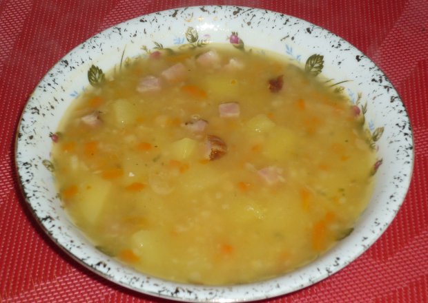 Fotografia przedstawiająca Zupa grochowa z boczkiem i warzywami