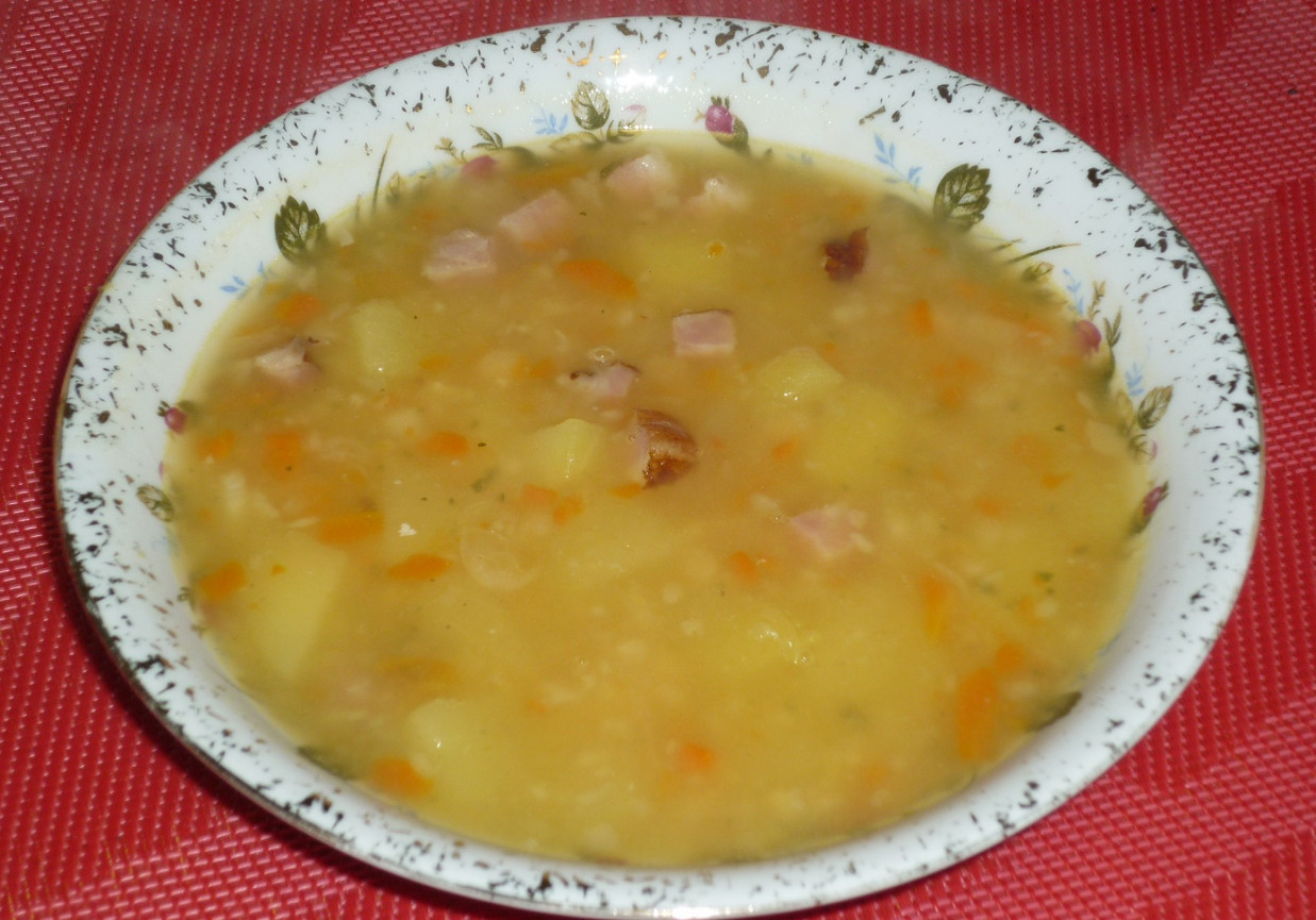 Zupa grochowa z boczkiem i warzywami foto