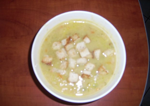 Fotografia przedstawiająca Zupa grochowa z grzankami