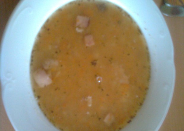 Fotografia przedstawiająca Zupa grochowa z grzankami