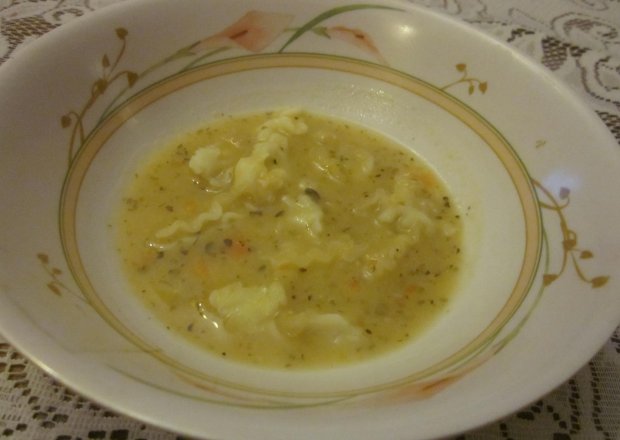 Fotografia przedstawiająca Zupa grochowa z makaronem