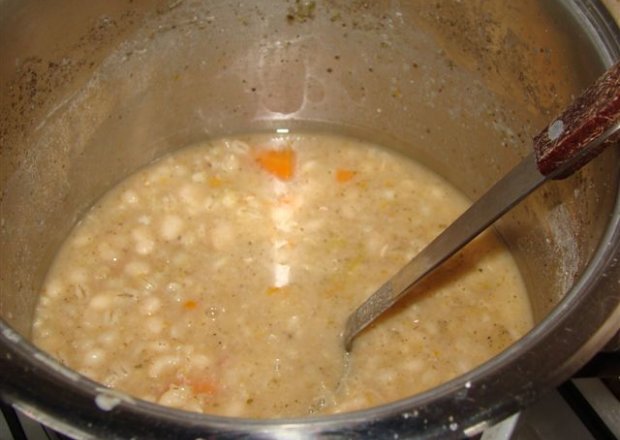 Fotografia przedstawiająca Zupa grochowa z pęczakiem
