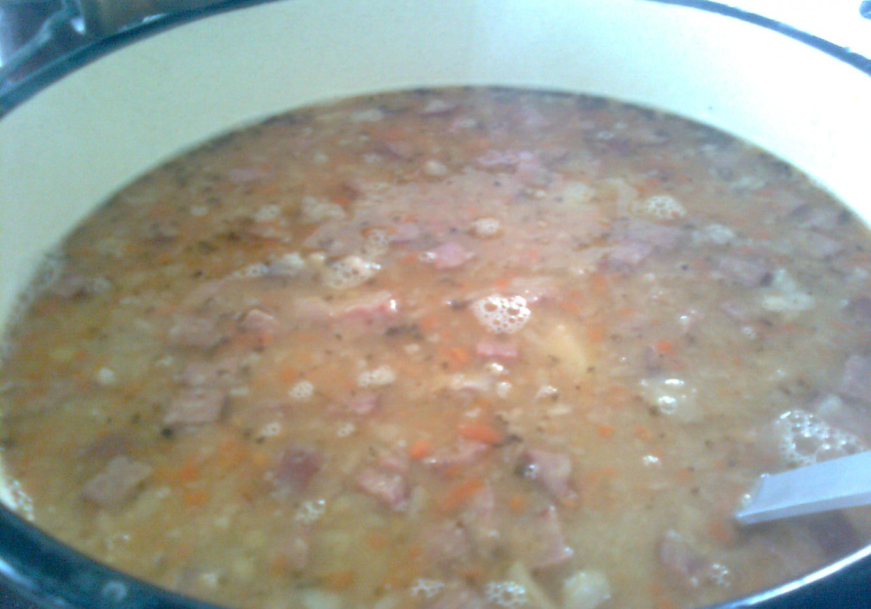 zupa grochowa z wędzonym boczkiem foto