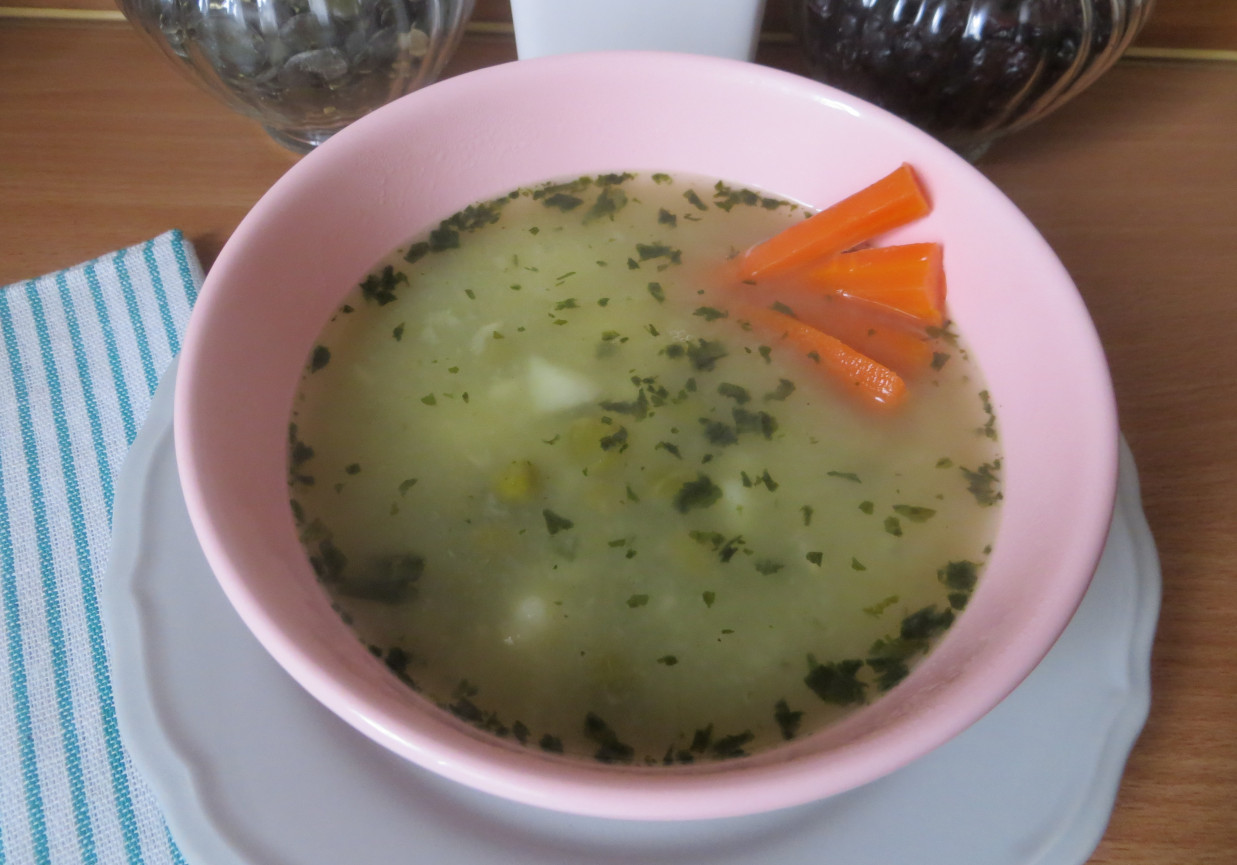 Zupa groszkowa z wasabi i czosnkiem niedźwiedzim foto