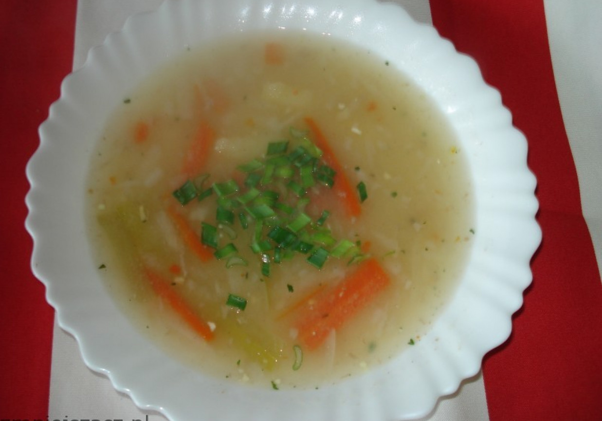 Zupa grysikowa z cebulką zieloną foto