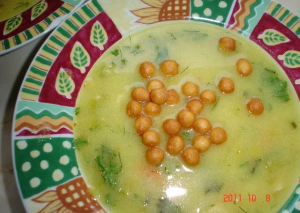 Fotografia przedstawiająca Zupa grysikowa z curry i czosnkiem