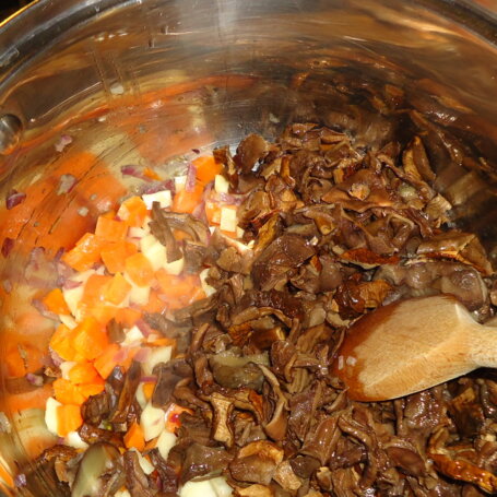 Krok 2 - Zupa grzybowa z makaronem i świeżymi grzybami foto
