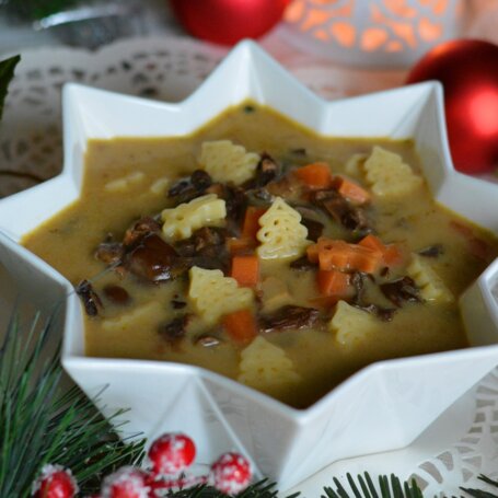 Krok 3 - Zupa grzybowa z makaronem i świeżymi grzybami foto