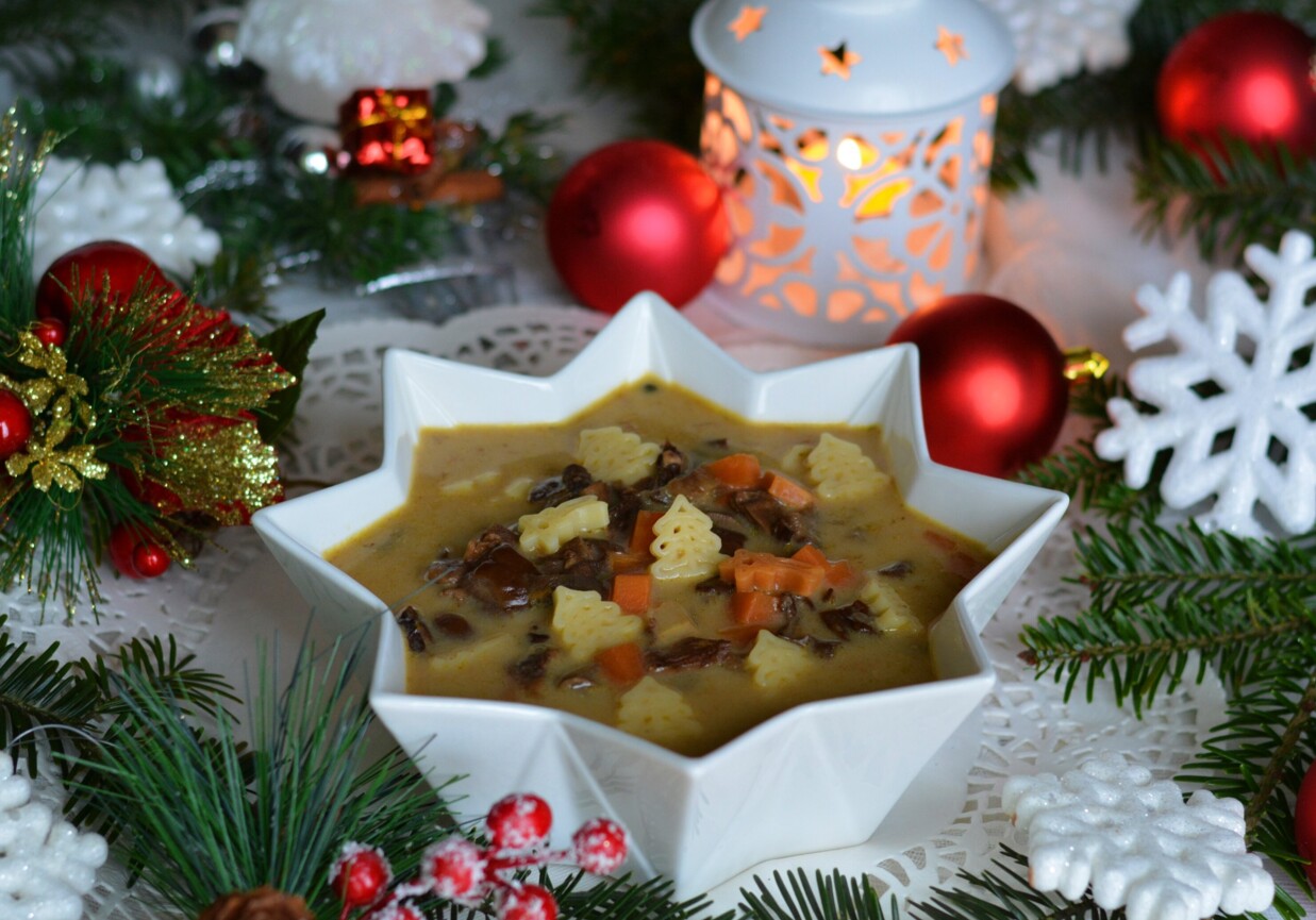 Zupa grzybowa z makaronem i świeżymi grzybami foto
