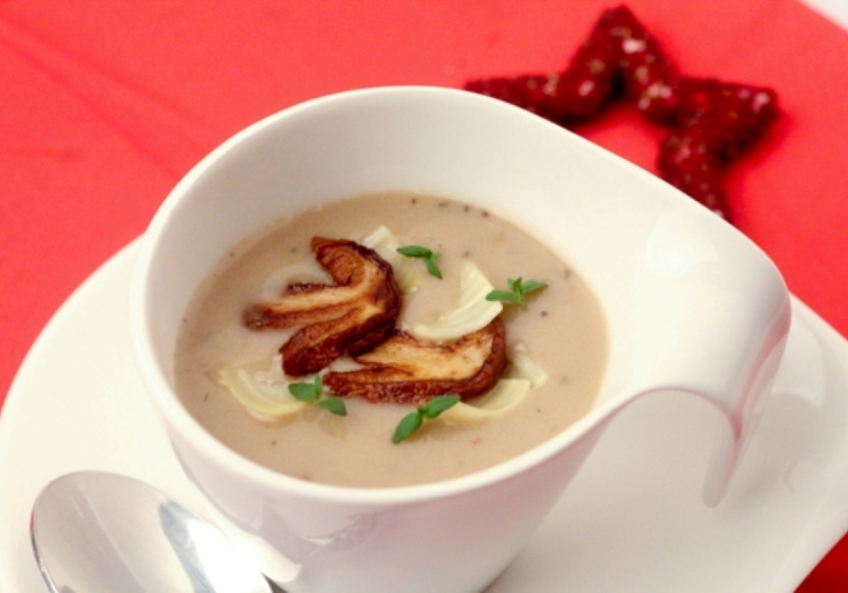 Zupa grzybowa aromatyzowana oliwą truflową podana z łazankami .*. foto