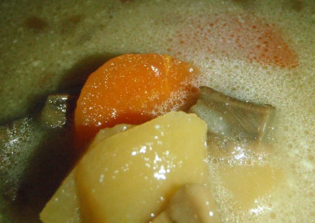 Fotografia przedstawiająca Zupa grzybowa na wywarze z gęsi