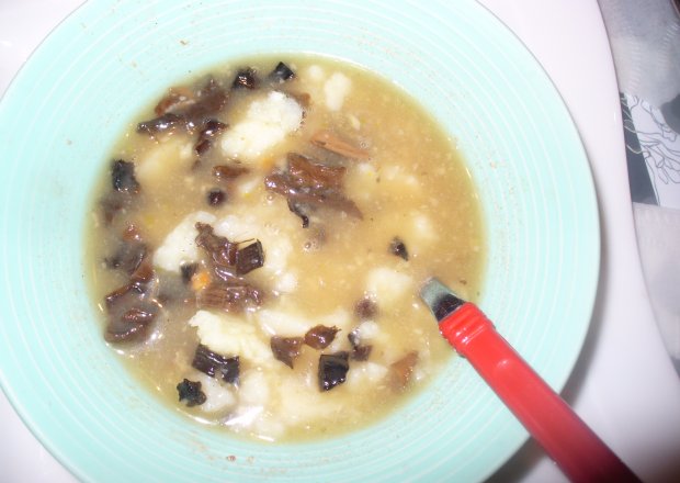 Fotografia przedstawiająca Zupa grzybowa wigilijna z ziemniakami