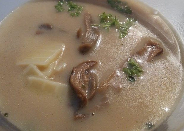 Fotografia przedstawiająca Zupa grzybowa z borowików z łazankami i pietruszką