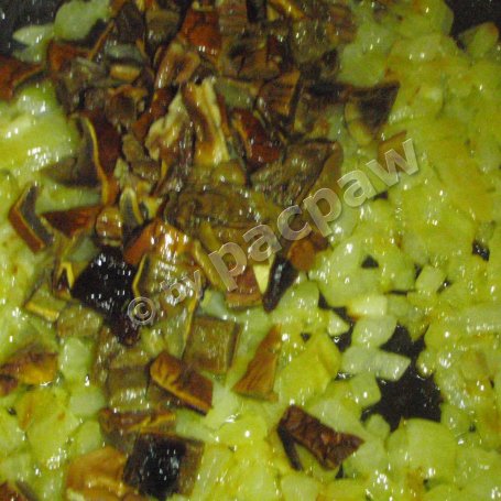 Krok 6 - Zupa grzybowa z cebulką i warzywami foto