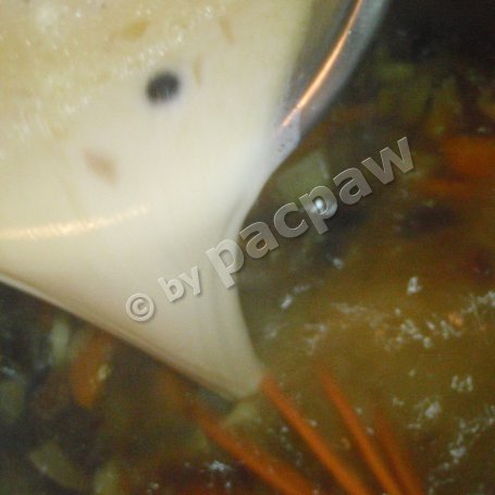 Krok 7 - Zupa grzybowa z cebulką i warzywami foto