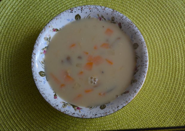 Fotografia przedstawiająca Zupa grzybowa z grysikiem i śmietaną
