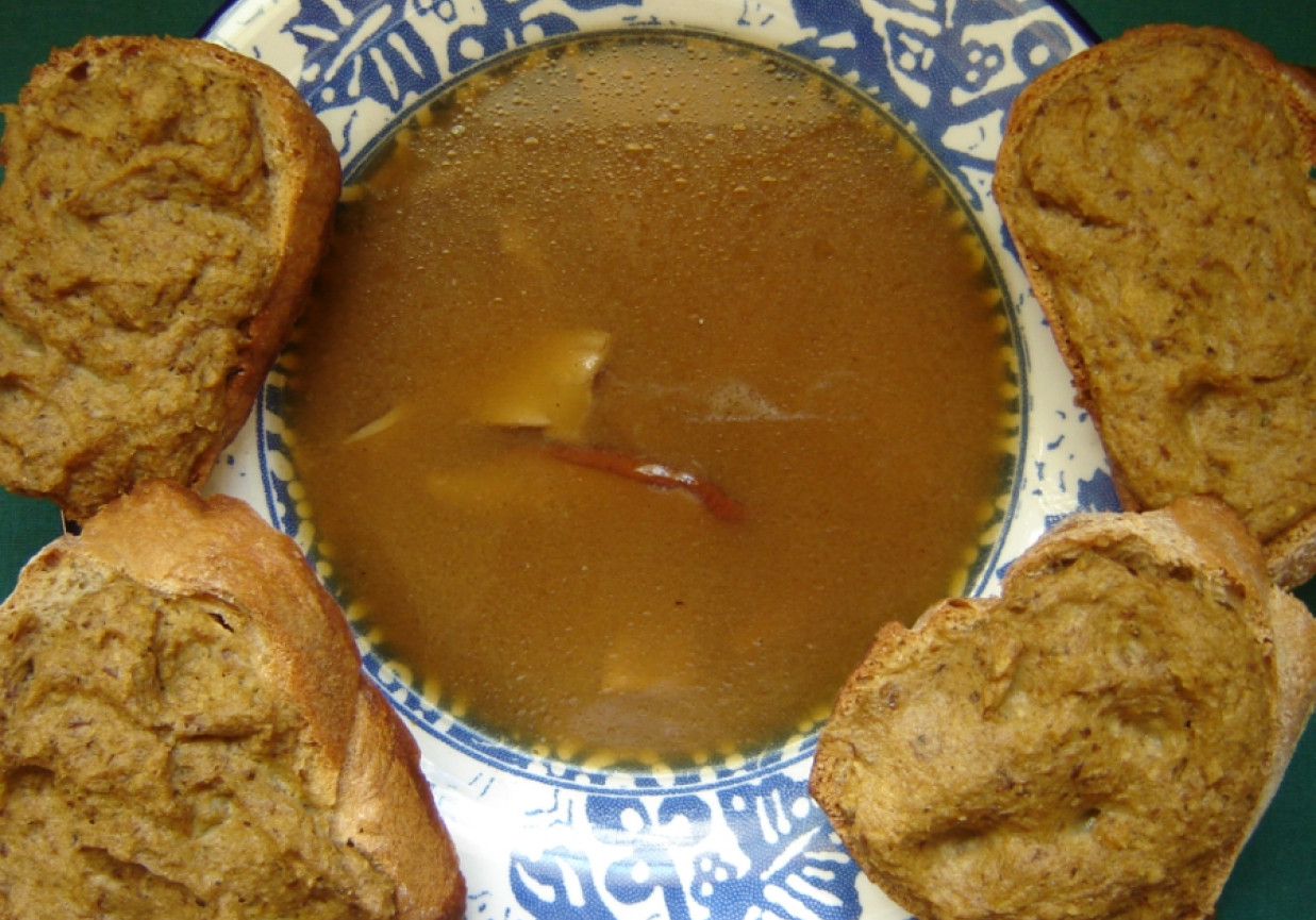 Zupa grzybowa z grzankami po litewsku foto