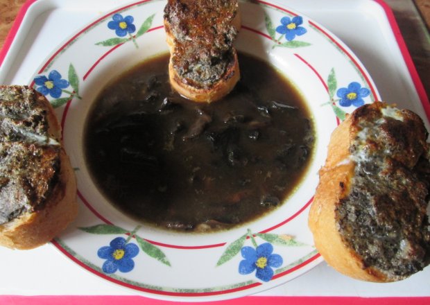 Fotografia przedstawiająca Zupa grzybowa z grzankami (z kuchni Litewskiej)