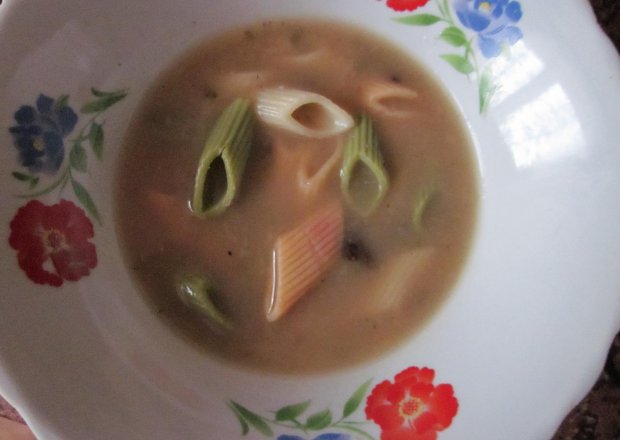 Fotografia przedstawiająca Zupa grzybowa z kolorowym makaronem