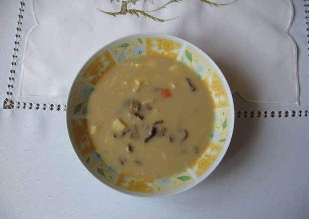 Fotografia przedstawiająca Zupa grzybowa z łazankami