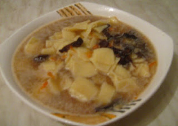 Fotografia przedstawiająca Zupa grzybowa z łazankami