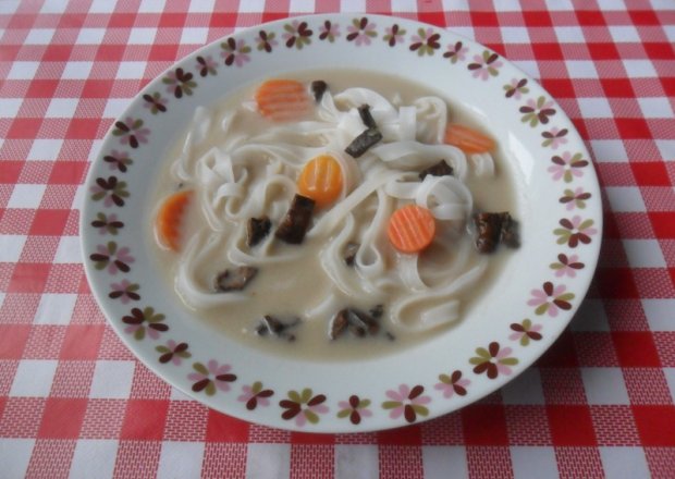 Fotografia przedstawiająca Zupa grzybowa z makaronem ryżowym