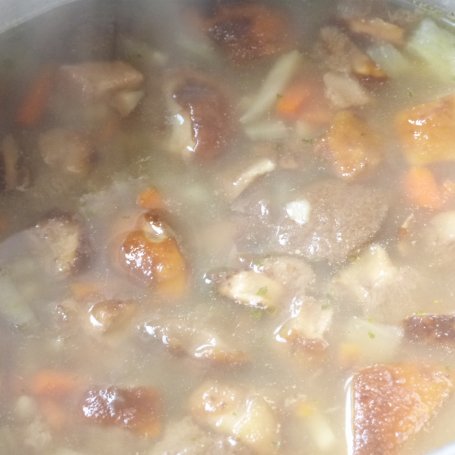 Krok 1 - Aksamitna zupa ze świeżymi grzybami i makaronem foto