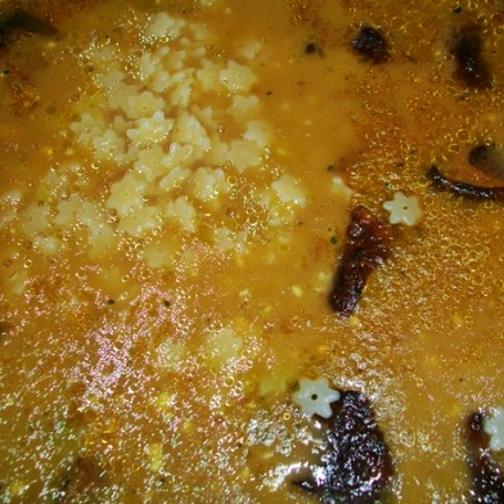 Krok 4 - Zupa grzybowa z makaronem foto