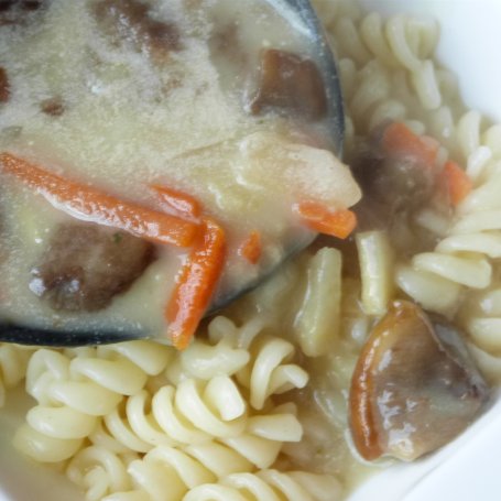 Krok 3 - Aksamitna zupa ze świeżymi grzybami i makaronem foto