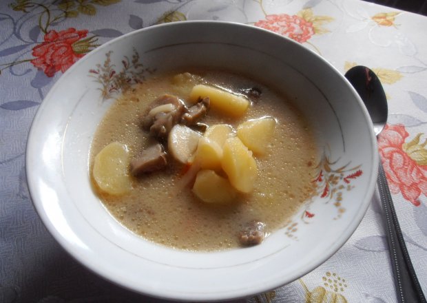 Fotografia przedstawiająca Zupa grzybowa z maślaczków