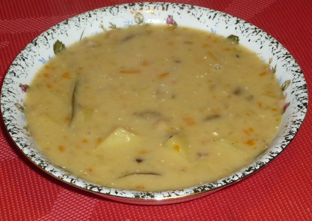 Fotografia przedstawiająca Zupa grzybowa z mięsem i warzywami