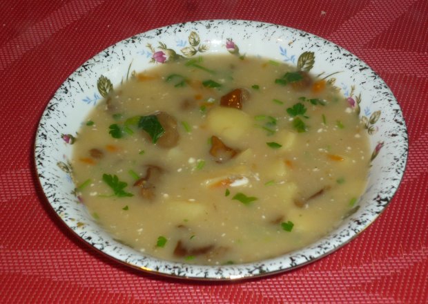 Fotografia przedstawiająca Zupa grzybowa z natką i śmietaną