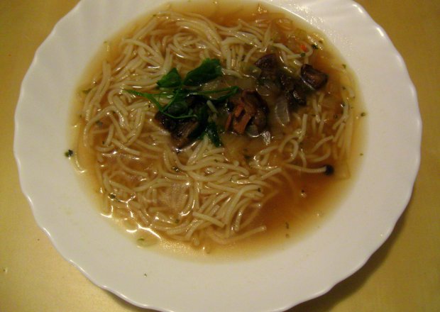 Fotografia przedstawiająca Zupa grzybowa z nitkami