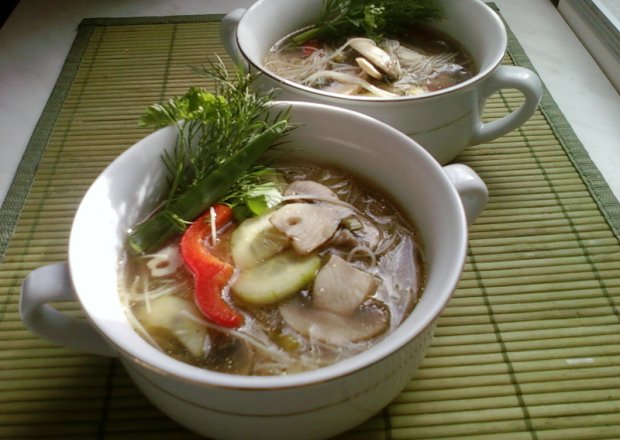 Fotografia przedstawiająca Zupa grzybowa z ogórkiem, papryką i makaronem ryżowym.