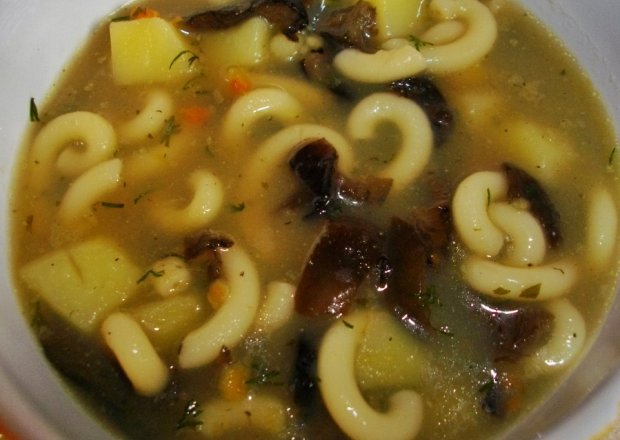 Fotografia przedstawiająca Zupa grzybowa z opieńkami i makaronem
