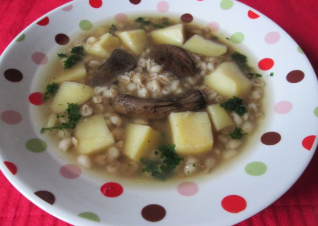 Fotografia przedstawiająca Zupa grzybowa z pęczakiem