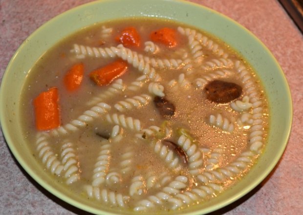 Fotografia przedstawiająca Zupa grzybowa z podgrzybka na bulionie z indyka