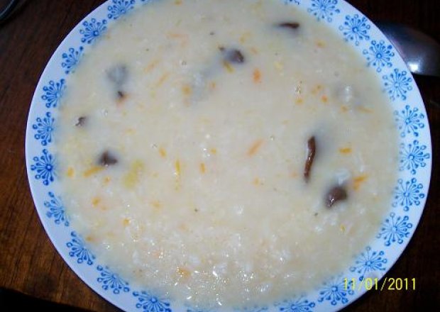 Fotografia przedstawiająca Zupa grzybowa z ryĹĽem