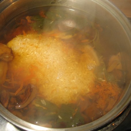 Krok 2 - Zupa grzybowa z ryżem foto