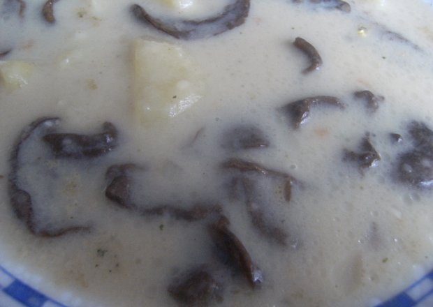 Fotografia przedstawiająca Zupa grzybowa z ziemiakami