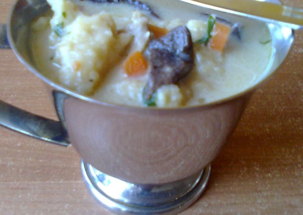Fotografia przedstawiająca Zupa grzybowa z ziemniaczanymi kluchami