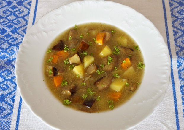 Fotografia przedstawiająca Zupa grzybowa z ziemniakami