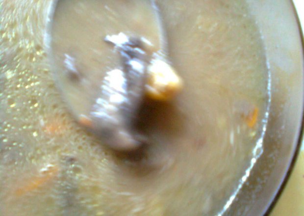 Fotografia przedstawiająca zupa grzybowa z ziemniakami