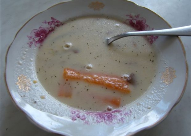 Fotografia przedstawiająca zupa grzybowa ze śmietaną