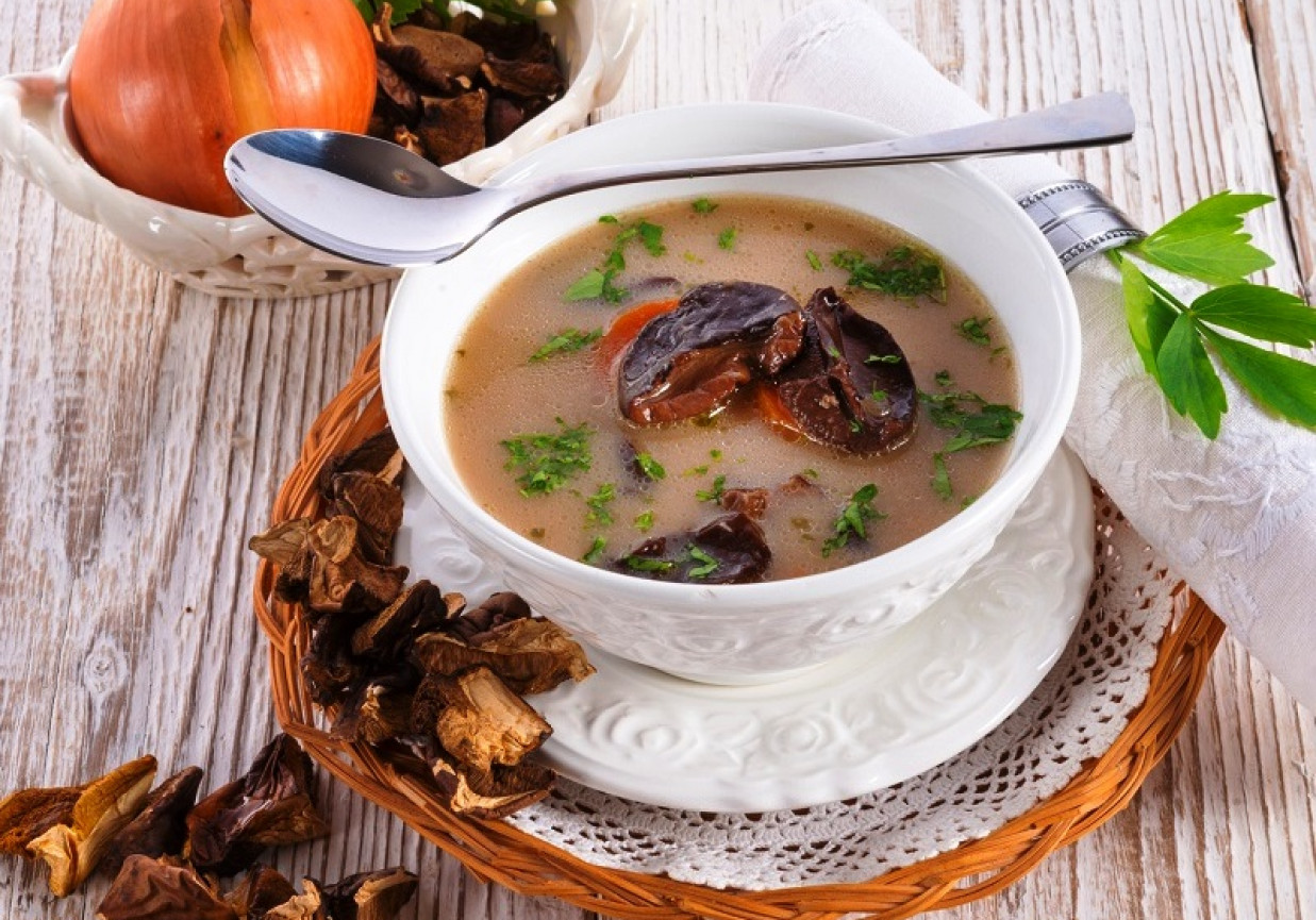 Wigilijna zupa z suszonych i mrożonych grzybów foto